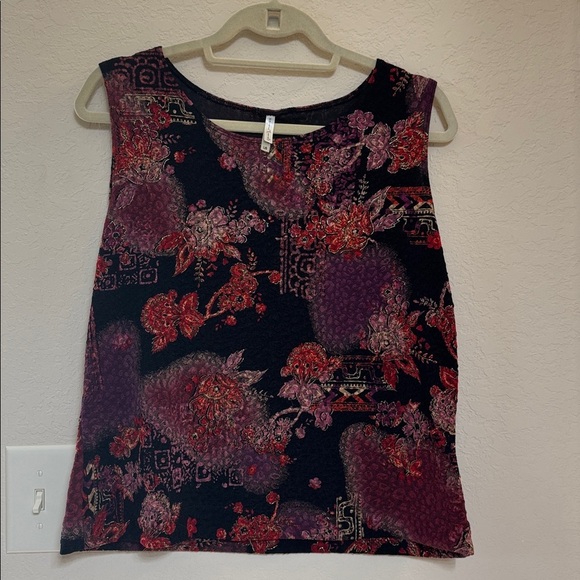 White Stag Tops - White Stag Black and Red Patterned Shell Size L